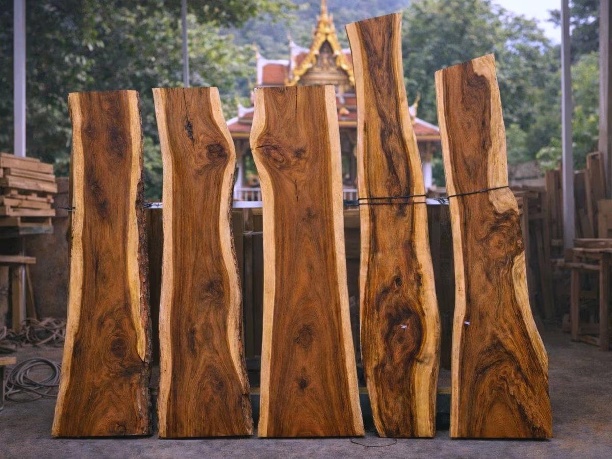 Sélection de bois massif tropical dans un entrepôt artisanal